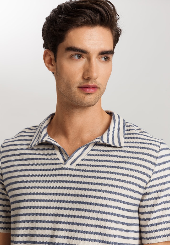 Loungy Summer - Short Sleeved V-Neck Shirt